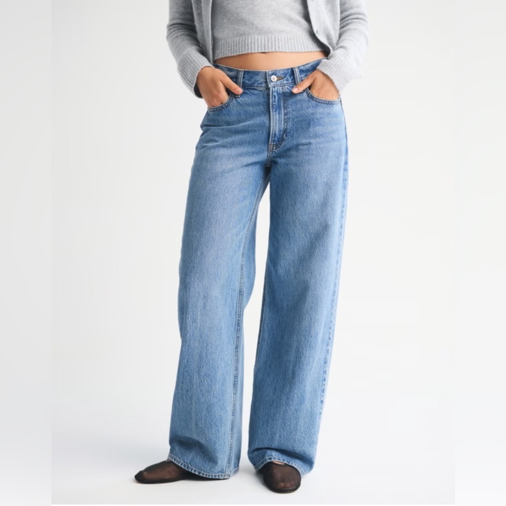 Abercrombie Curve Love Low Rise Ultra Loose Jean in Medium Wash - Size 32